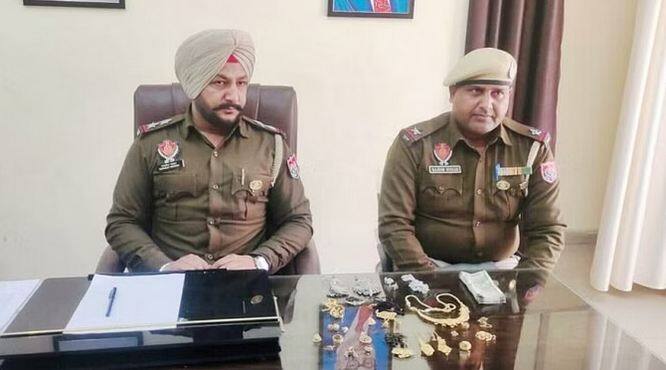 pathankot police arrest minor girl in case-of theft in mohalla ramnagar Pathankot News: ਸਮਾਗਮ 'ਚ ਗਏ ਸਨ ਇਲਾਕਾ ਨਿਵਾਸੀ, ਨਾਬਾਲਿਗ ਲੜਕੀ ਨੇ ਕੀਤੇ ਲੱਖਾਂ ਦੀ ਚੋਰੀ, ਪੁਲਿਸ ਵੀ ਹੋਈ ਹੈਰਾਨ