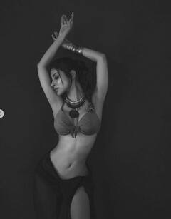 Mouni Roy Pics: स्किन टाईट व्हाइट ड्रेसमध्ये खुललं मौनीचं सौंदर्य, Curvy  फिगर केली फ्लॉन्ट