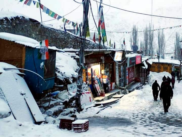 Himachal Pradesh Weather rain and snowfall Alert Highway and Road Traffic Stalled On 216 Roads Himachal Weather: हिमाचल प्रदेश में मौसम ने फिर ली करवट, बारिश और बर्फबारी से 216 सड़कों पर यातायात ठप