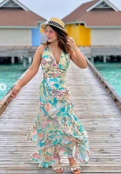 Hina Khan: ਮਾਲਦੀਵ 'ਚ ਛੁੱਟੀਆਂ ਦਾ ਆਨੰਦ ਲੈਂਦੀ ਨਜ਼ਰ ਆਈ ਹਿਨਾ ਖਾਨ, ਮਲਟੀ ਕਲਰ ਦੀ ਡਰੈੱਸ 'ਚ ਦਿਖੀ ਕਾਫੀ ਹੌਟ