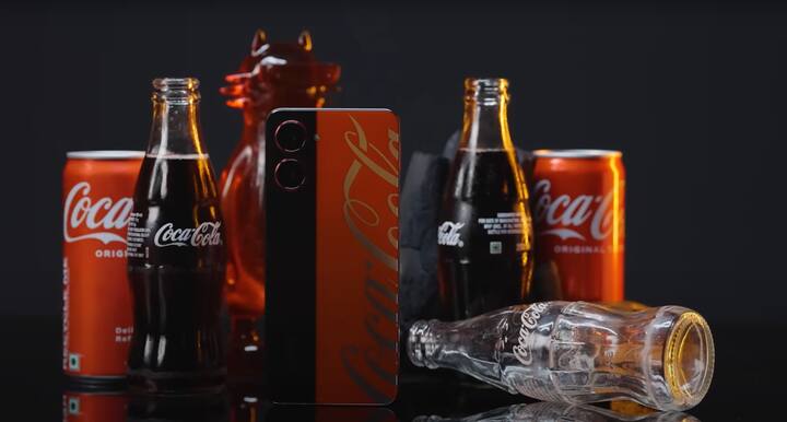 इस स्मार्टफोन के साथ आपको Sim ट्रे को इजेक्ट करने के लिए एक अलग सा टूल मिलता है. (YouTube)