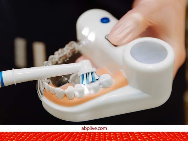 How Electric Toothbrush work know every minor details related to it इलेक्ट्रिक ब्रश कैसे करता है काम? खरीदना फायदेमंद है या नहीं? ये सब जानिए