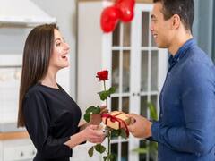 Valentines day: गर्लफ्रेंड ही क्यों बॉयफ्रेंड को भी है गिफ्ट पाने का हक, वैलेंटाइन डे पर ये गिफ्ट देकर बॉयफ्रेंड के चेहरे पर लाएं मुस्कान