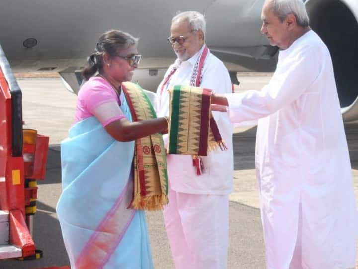 मुर्मू ने कहा कि उन्हें संस्थान की छात्रा होने पर गर्व है, जहां सभी छात्राओं के साथ समान व्यवहार किया जाता है. इस अवसर पर उन्होंने विभिन्न क्षेत्रों की चार महिलाओं को डॉक्टरेट की उपाधि प्रदान की.