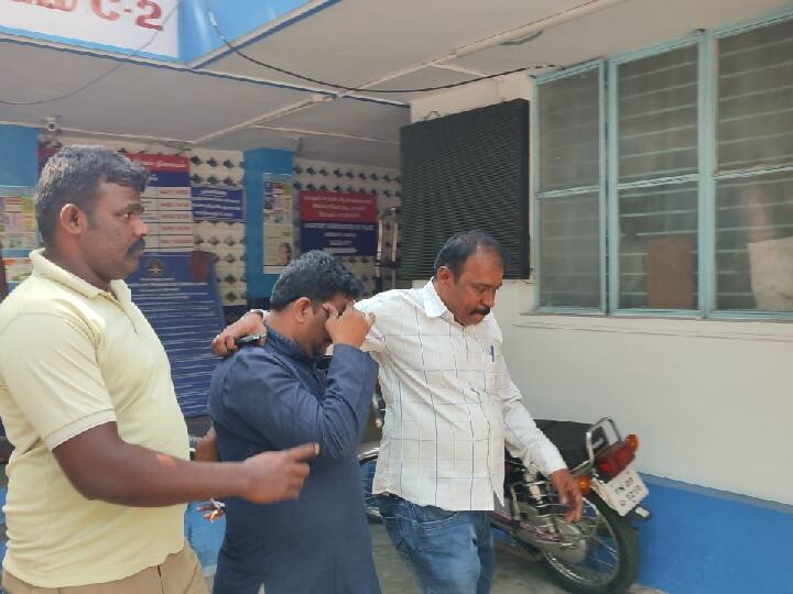 Salem news: Complaints are piling up against the fake government officer who stole the police jeep TNN Crime: போலீஸ் ஜீப் திருடிய போலி அரசு அதிகாரி மீது குவியும் புகார்கள் - சேலத்தில் பரபரப்பு