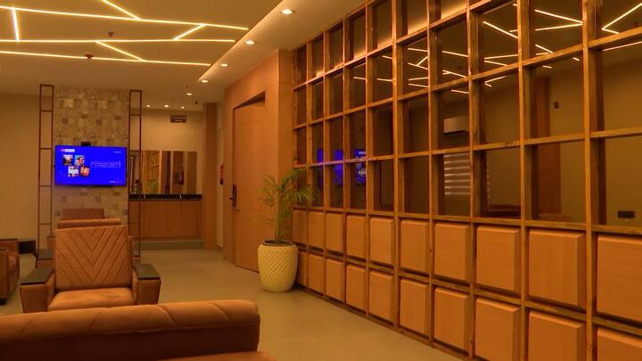 এছাড়া মাসাজ চেয়ার, ফুট স্পা নিতে ১০ মিনিটে খরচ হবে ৭৫ টাকা।