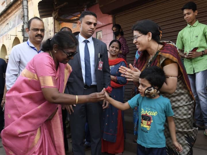 मंदिर में रहने के दौरान उन्होंने भगवान लिंग राज की प्रार्थना की. राष्ट्रपति द्रौपदी मुर्मु ने ओडिशा दौरे के दूसरे दिन कटक में राष्ट्रीय चावल अनुसंधान संस्थान (आईसीएआर) में दूसरी भारतीय चावल कांग्रेस का उद्घाटन किया.