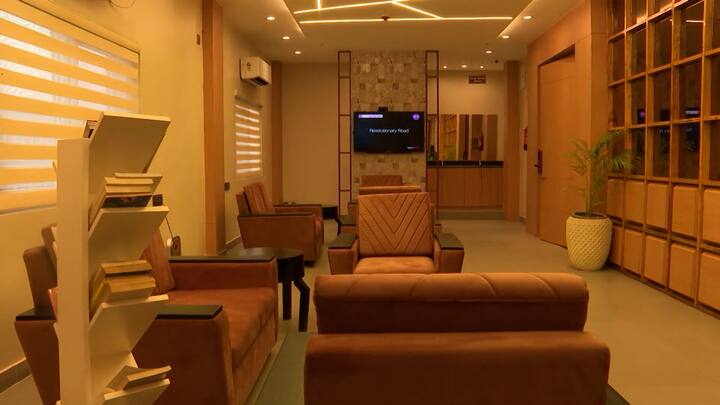 শিয়ালদা স্টেশনে এবার থেকে যাত্রীদের জন্য অপেক্ষা করে থাকবে 'অভিবাদন'।