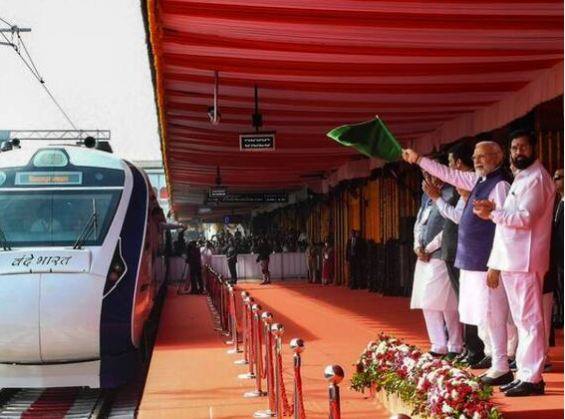 ਪ੍ਰਧਾਨ ਮੰਤਰੀ ਨਰਿੰਦਰ ਮੋਦੀ ਨੇ ਇਨ੍ਹਾਂ ਟਰੇਨਾਂ ਨੂੰ ਛਤਰਪਤੀ ਸ਼ਿਵਾਜੀ ਮਹਾਰਾਜ ਟਰਮੀਨਲ (CSMT) ਤੋਂ ਹਰੀ ਝੰਡੀ ਦਿਖਾਈ। ਇਨ੍ਹਾਂ ਵਿੱਚੋਂ ਇੱਕ ਟਰੇਨ ਮੁੰਬਈ ਤੋਂ ਸਾਈਨਗਰ ਸ਼ਿਰਡੀ ਤੱਕ ਚੱਲੇਗੀ ਅਤੇ ਦੂਜੀ ਟਰੇਨ ਸੋਲਪੁਰ ਲਈ ਚੱਲੇਗੀ।