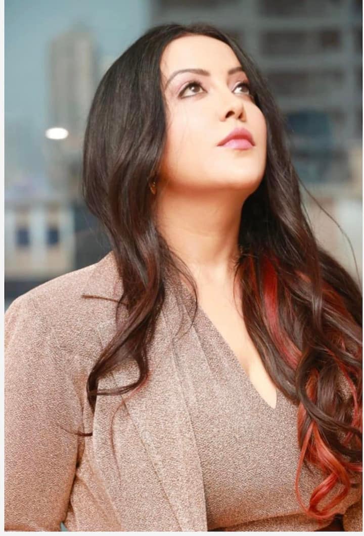 अमृता ने सक्सेस पार्टी की कई तस्वीरें भी शेयर की हैं. इन तस्वीरों में अमृता बेहद खुश नजर आ रही हैं.