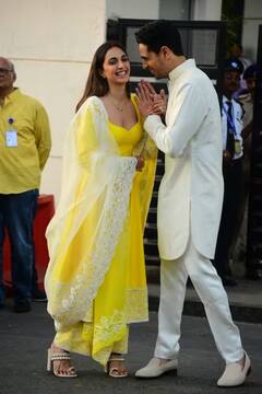 Sidharth Kiara Pics : सिद्धार्थ-कियाराचं मुंबईत आगमन; येलो ड्रेसमध्ये खुलून दिसलं नववधू कियाराचं सौंदर्य, पाहा फोटो