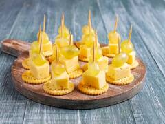 Cheesy Monacos Recipe: शाम के नाश्ते में आप खाएं चीजी मोनाकोस, हेल्थ के हिसाब से एकदम है फिट