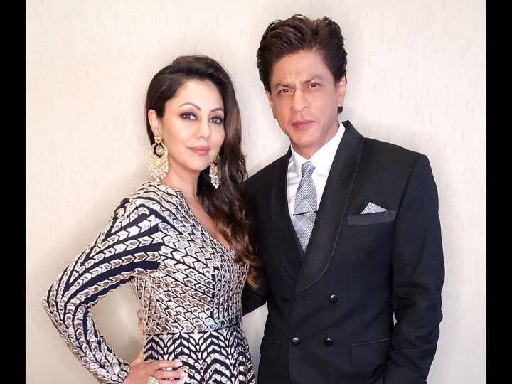 शाहरुख खान – बॉलीवुड के ‘पठान’ यानि शाहरुख खान अपनी पत्नी गौरा से बेइंतहा प्यार करते हैं. दोनं कीलव स्टोरी भी काफी दिलचस्प है. वहीं प्रपोजल की बात करें तो एक्टर ने गौरी के सामने अपने प्यार का इजहार तब किया था जब गौरी उन्हें कार से घर छोड़ने गई थी. जिसक बाद गौरी ने भी शाहरुख को 'हां' कह दिया था.