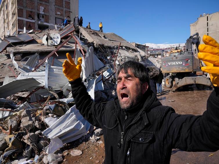 Turkey and Syria earthquake Combined death toll nearing 24000 5 million people may have been made homeless Syria Earthquake : 8 லட்சம் பேருக்கு உடனடியாக தேவைப்படும் உணவு...வீடற்றவர்களாக மாறிய 53 லட்சம் பேர்...நிலநடுக்கத்தால் நிலைகுலைந்த சிரியா..!