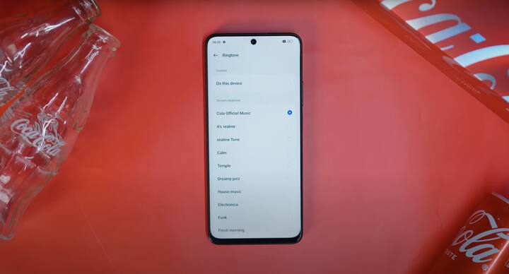 रियल मी 10 प्रो 5G कोका कोला एडिशन में आपको एक कोका कोला रिंगटोन भी मिलती है जो इस फोन का यूनीक फीचर है. (YouTube)