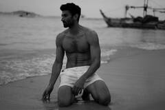 Aditya Roy Kapoor Photos: आदित्य रॉय कपूर ने शर्टलेस होकर समंदर किनारे करवाया ऐसा फोटोशूट, फैंस बोले- आग लगा दी