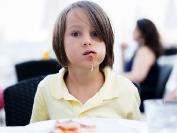 इस आसान रेसिपी को बनाने के लिए सबसे पहले एक बड़ा बाउल लें और इसमें क्रम्बल किया हुआ पनीर डालें और इसे अच्छे से मैश कर लें.