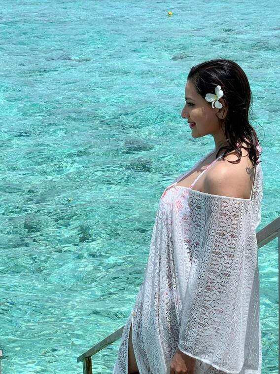 समंदर किनारे मस्ती करती नजर आईं मदालसा