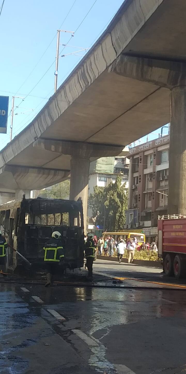 या आगीत बेस्टची बस जळून संपूर्णपणे खाक झाली आहे