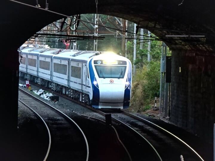 मुंबई के लोगों को दो वंदे भारत एक्सप्रेस ट्रेन (Vande Bharat Express) की सौगात मिली है. एक ट्रेन मुंबई से शिरडी और दूसरी ट्रेन मुंबई से सोलापुर तक चलेगी. (फोटो क्रेडिट- ट्विटर)