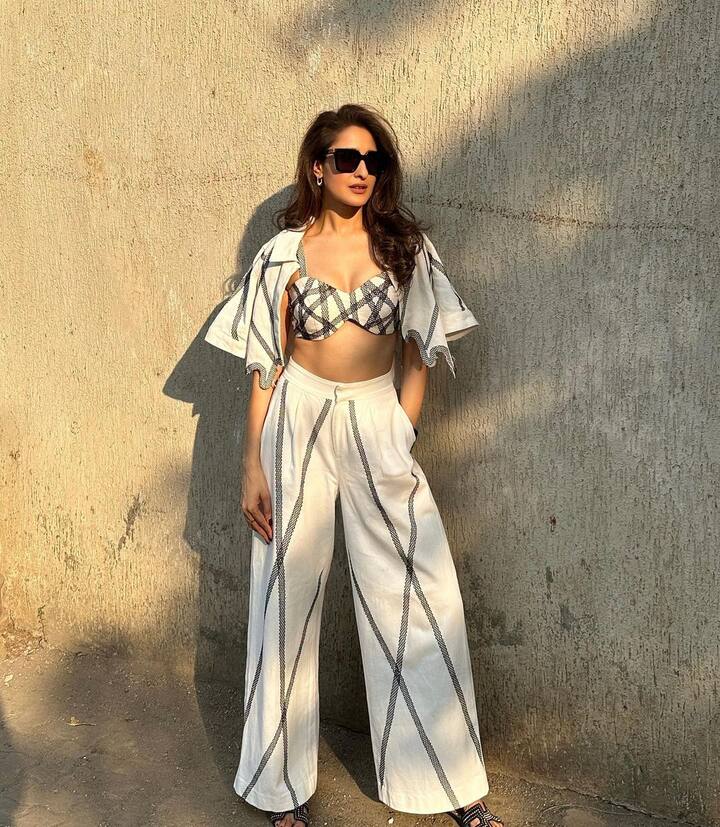 મુંબઇઃ પ્રજ્ઞા જયસ્વાલે ઈન્સ્ટાગ્રામ પર ખૂબ જ શાનદાર તસવીરો શેર કરી છે. પ્રજ્ઞા તસવીરોમાં ખૂબ જ સુંદર લાગી રહી છે. પ્રજ્ઞા સાઉથ ઇન્ડસ્ટ્રીઝમાં સક્રીય રહી છે પરંતુ હિંદી ફિલ્મોમાં તે ન્યૂકમર છે.