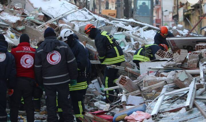 भूकंपानंतर सुमारे 100 हून अधिक तास उलटून गेले आहेत. तुर्की प्रशासन आणि भारतीय NDRF टीमकडून अनेक भागांमध्ये अद्यापही मदत आणि बचावकार्य सुरु आहे.