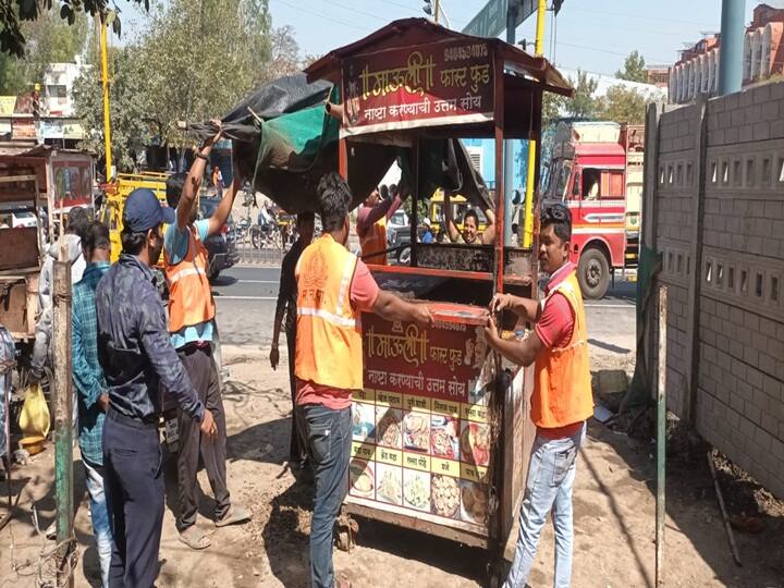 Aurangabad: औरंगाबाद महानगरपालिकेच्या पथकाने रस्त्यावर अडथळे ठरणारे अतिक्रमण काढून घेतले आहे.