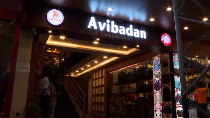 নাম অভিবাদন। থাকছে বিশাল টিভি স্ক্রিন। ম্যাসাজ চেয়ার।