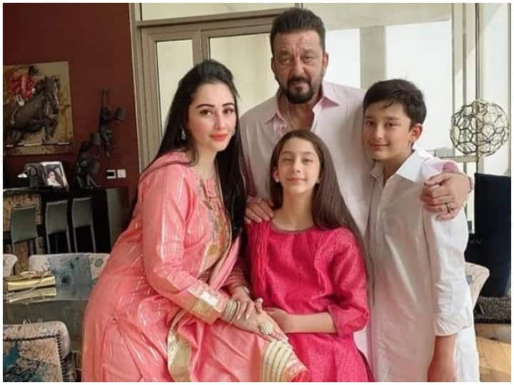 Sanjay Dutt Home Inside Pics: मुन्ना भाई एक्टर संजय दत्त अपनी पत्नी और बच्चों के साथ बांद्रा के पाली हिल में आलीशान बंगले में रहते हैं. चलिए उनके लैविश घर की इनसाइड तस्वीरें आपको दिखाते हैं.