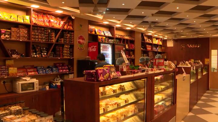 এসি লাউঞ্জে বসার জন্য ঘণ্টায় ১০টাকা করে দিতে হচ্ছে। ব্যবস্থা রয়েছে শোয়ার। সেক্ষেত্রে ঘণ্টায় দিতে হচ্ছে ৭৫ টাকা।