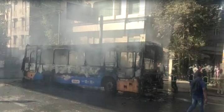 त्यामुळे बेस्ट बसच्या प्रवाशांमध्ये भीतीचे वातावरण पसरलं आहे