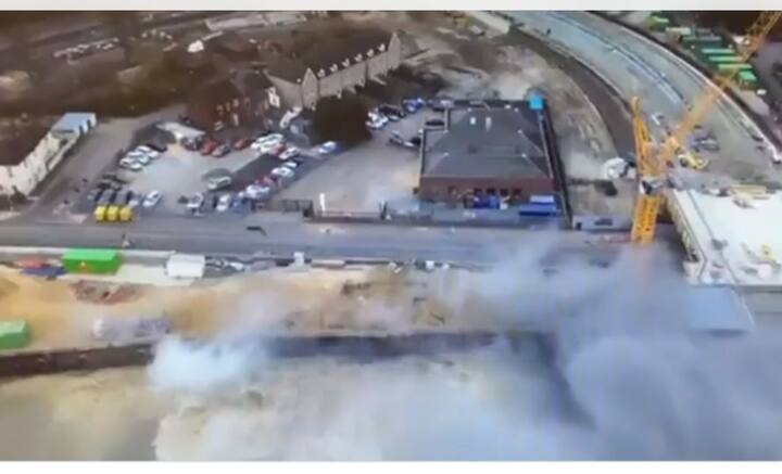 ব্রিটেনের নরফকের গ্রেট ইয়ারমাউথের ঘটনা। সেখানে দ্বিতীয় বিশ্বযুদ্ধের সময়কার একটি বোমা ফেটে বিস্ফোরণ ঘটল। তাতেই মুহূর্তের মধ্যে আতঙ্ক গ্রাস করল গোটা শহরকে।