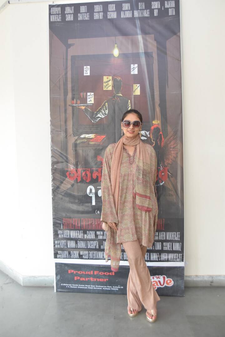 নব্বইয়ের দশকের তাবড় গোয়েন্দা দক্ষিণারঞ্জন সেন। ছিঁচকে চোর থেকে দুঁদে হত্যাকারী, কেউই এড়িয়ে যেতে পারেনি দক্ষিণারঞ্জনের তদন্তকে। কিন্তু এই গল্প দক্ষিণারঞ্জনের নয়। এটা অবনীর গল্প। অবনী সেন।