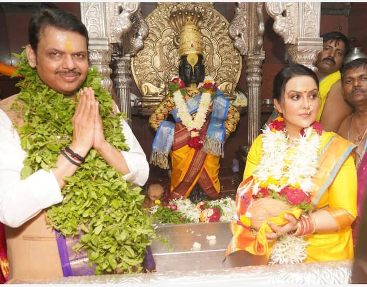 अमृता फडणवीस नागपुर के एक्सिस बैंक में असोसिएट उपाध्यक्ष भी हैं. अमृता फडणवीस का जन्म 9 अप्रैल 1979 को हुआ है वह 43 साल की है.