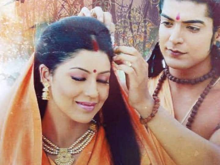 Gurmeet Choudhary Debina Bonnerjee Love Story: ‘रामायण’ सीरियल में राम और सीता बने गुरमीत चौधरी और देबिना बनर्जी असल जिंदगी में भी पति-पत्नी हैं. जानते हैं उनकी प्यारी लव स्टोरी.