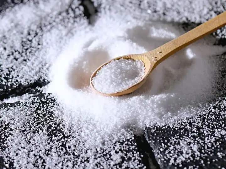 मीठ 40 टक्के सोडियम आणि 60 टक्के क्लोराईडने बनलेले असते. सोडियम आणि क्लोराईड शरीरातील पाणी आणि खनिजांचे संतुलन राखण्याचे काम करतात. पण जर मिठाचं जास्त प्रमाणात सेवन केले गेले तर शरीराला खूप नुकसान होऊ शकतं.
