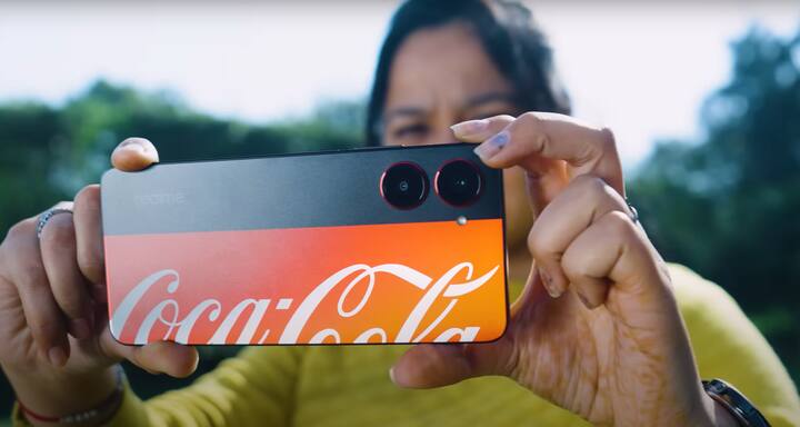 रियल मी 10 प्रो 5G कोका कोला एडिशन को आप 14 फरवरी दोपहर 12 बजे के बाद खरीद पाएंगे. इस स्मार्टफोन में आपको एक कोका कोला फिल्टर भी कैमरा के अंदर मिलता है. (YouTube)