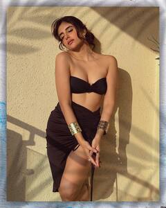 Miesha Iyer Photos: ट्यूब टॉप के साथ ब्लैक स्कर्ट पहने बेहद हसीन दिखीं ‘बिग बॉस’ फेम मायशा अय्यर, तस्वीरें देख फैंस बोले – आग लगा दी