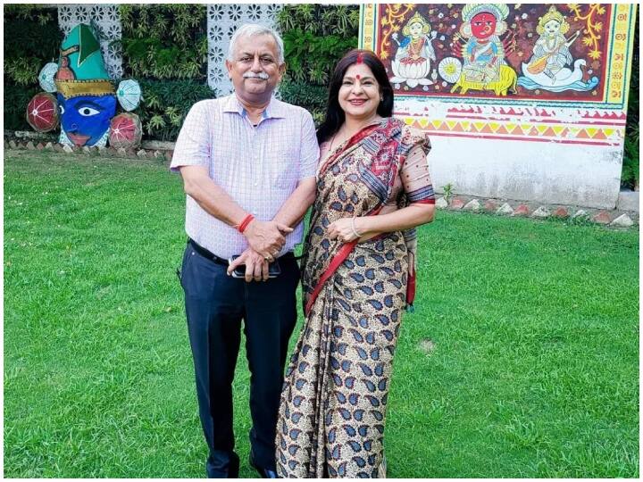 वह बनारस घराने की महान हिंदुस्तानी शास्त्रीय गायिका, पद्म विभूषण विदुषी गिरिजा देवी की गंडा बंद की शिष्या हैं. उनकी शादी सीनियर आईएएस अवनीश कुमार अवस्थी से हुई.