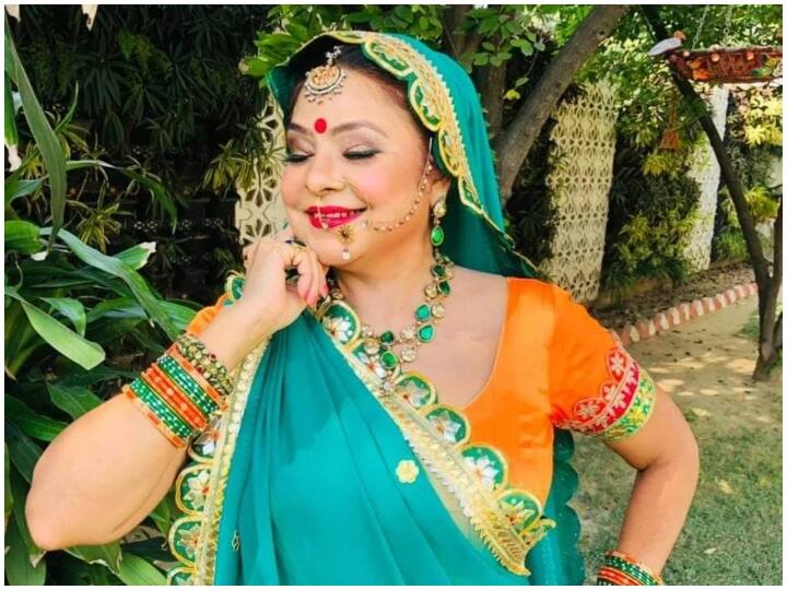 कहा जाता है कि जब उन्होंने राम भजन गाना शुरू किया, जिसमें राम के अयोध्या में जन्म का वर्णन था तो उन्हें गाने से रोक दिया गया. मालिनी का आरोप था कि उनके गाने के बीच में ही कट बोल दिया गया. साथ ही, कहा गया कि अगर यही गाना है तो आप यह बात हटा दीजिए कि राम अयोध्या में जन्मे हैं.