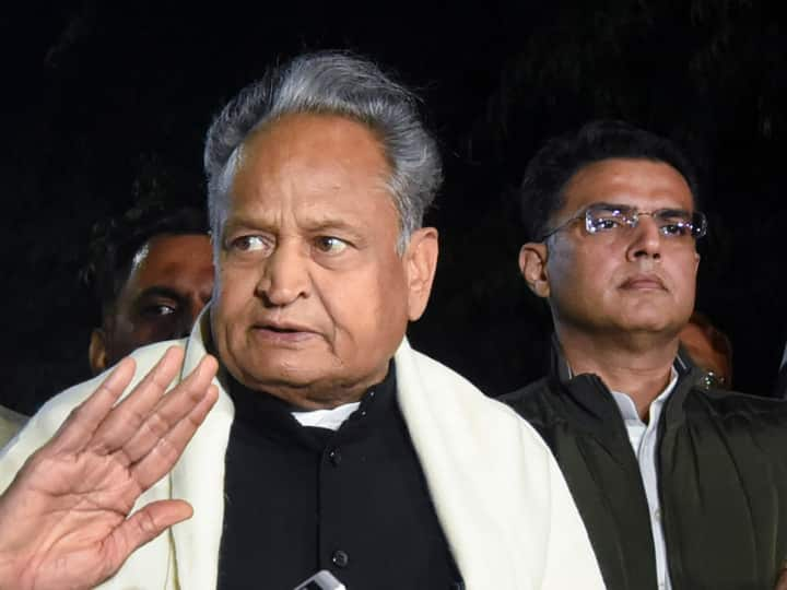 Rajasthan Ashok Gehlot said that Sachin Pilot and all of us will fight Rajasthan assembly elections 2023 together Rajasthan: गहलोत या पायलट किसके नेतृत्व में लड़ा जाएगा विधानसभा चुनाव? मुख्यमंत्री ने खुद दिया जवाब