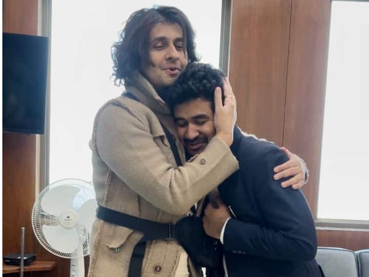Rajasthan News Sonu Nigam hugs after song sung by a boy working at Udaipur airport ann Udaipur News: एयरपोर्ट पर काम करने वाले लड़के ने गाया ऐसा गाना कि सोनू निगम ने लगा लिया गले, दिल छू लेगी तस्वीर