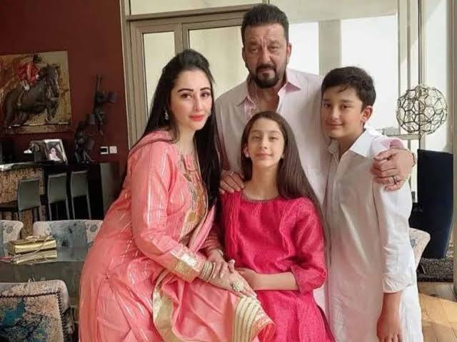 अगर हम संजय दत्त के वर्कफ्रंट की बात करते हैं तो बता दें कि अतुल के पास में साउथ फिल्म इंडस्ट्री की कई सारी फिल्में कतार में लगी हुई है. इतना ही नहीं संजय दत्त अपनी निजी जिंदगी को लेकर काफी सुर्खियों में भी बने रहते हैं. (Photo- Instagram)