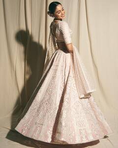 Sharvari Wagh Photos: बेबी पिंक लहंगे में शरवरी वाघ की ग्लैमरस अदाएं, एक्ट्रेस के लुक्स से आप ले सकती हैं इंस्पिरेशन