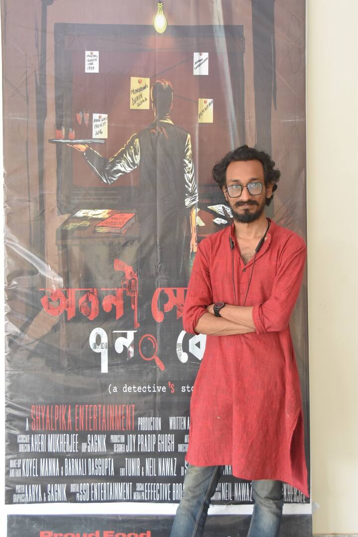 দক্ষিণারঞ্জনের সুপুত্র কখনওই তাঁর যোগ্য উত্তরসূরি হতে পারেনি। কিন্তু ছোটবেলায় অবনী যখন তার ঠাম্মার কাছে দক্ষিণারঞ্জনের রোমাঞ্চকর সব গল্প শুনত, তখনই তার মাথায় গোয়েন্দা হওয়ার ভূত জাঁকিয়ে বসে।