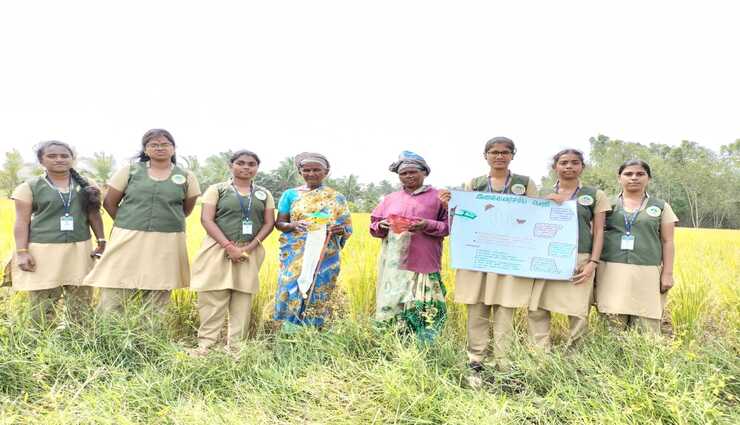 பூச்சிகளை கட்டுப்படுத்தும் இனக்கவர்ச்சி பொறி குறித்து வேளாண் மாணவிகள் செயல் விளக்கம்
