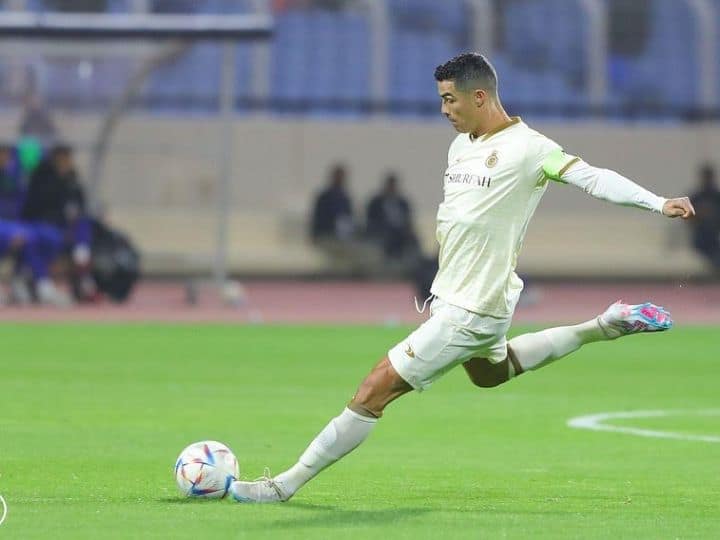 Ronaldo News : ख्रिस्तियानो रोनाल्डोने गुरुवारी रात्री सौदी अरेबियाच्या फुटबॉल लीगमध्ये त्याच्या क्लब अल नासरसाठी 4 गोल करत एक मोठा रेकॉर्ड नावावर केला.