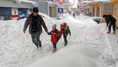 Snowfall : काश्मीर खोऱ्यासह हिमाचलमध्ये जोरदार बर्फवृष्टी, जनजीवन विस्कळीत; येलो अलर्ट जारी