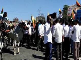 Farmers Agritation : शेतकऱ्यांच्या विविध मागण्यांसाठी पालघर-मनोर मार्गावर कुणबी सेनेचा रास्ता रोको, मोठ्या संख्येनं शेतकऱ्यांचा सहभाग 