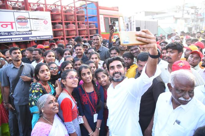 TDP Leader Lokesh Yuvagalam Padayatra Selfies Gallery | Lokesh Padayatra :  యువగళం పాదయాత్రలో లోకేశ్ సెల్ఫీలు, దానికి ఓ కారణం ఉందంటున్న నేతలు!